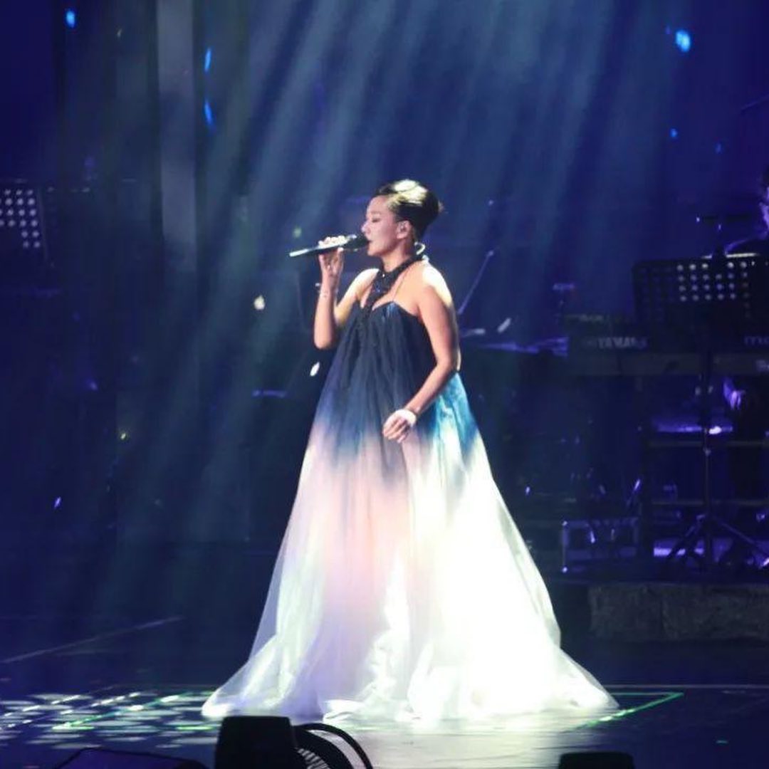 她在上海演唱会的时候穿了一样的礼服哎～！吼嗨森～！
